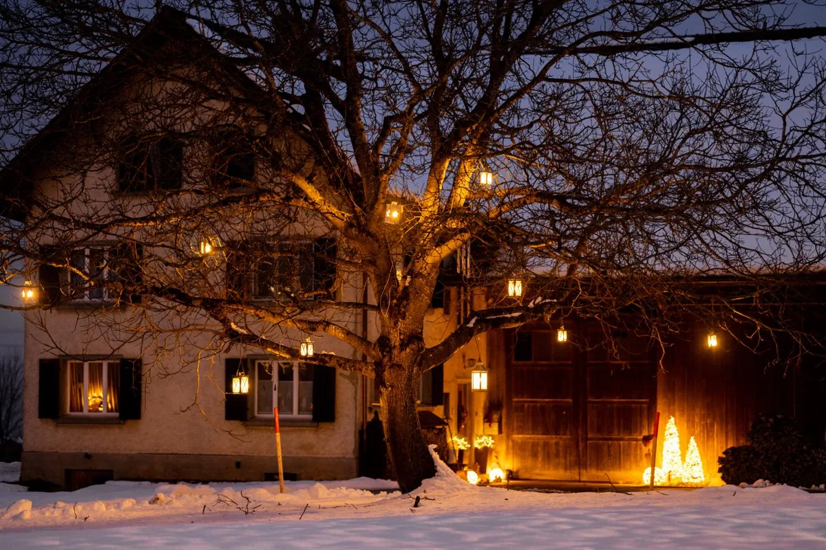 Ein weihnachtlicher Bauernhof in Madetswil.