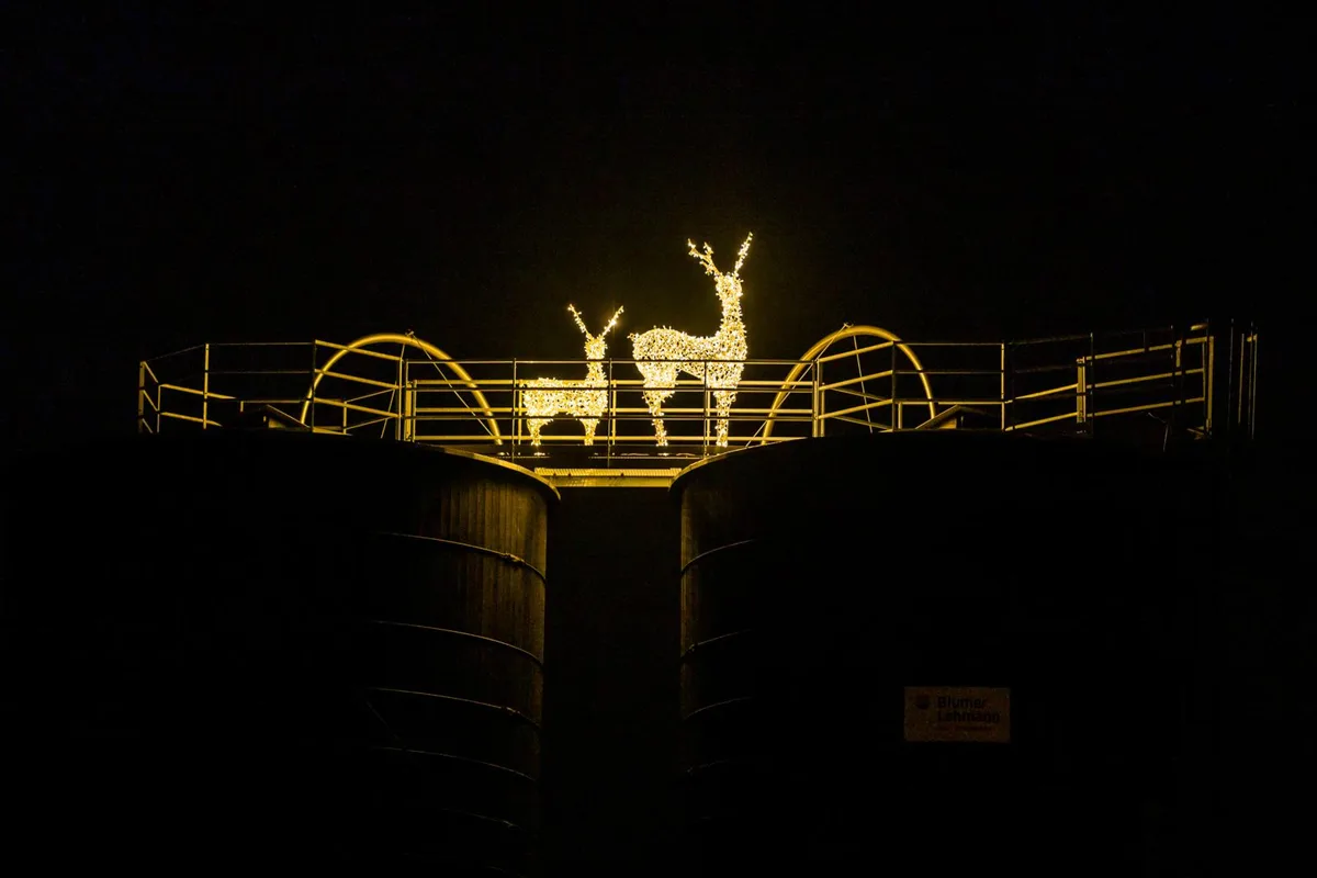 Weihnachtsbeleuchtung auf einem Silo in Wila.