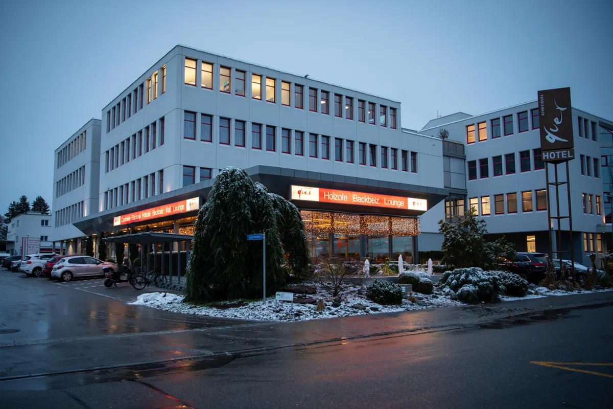 Eine Institution: das Schneiders Quer in Pfäffikon., Bäckerei, Confiserie, Café, Pizzeria, Restaurant, Gelateria und Hotel: Alles gibt es unter einem Dach vereint., Nachdem es zuletzt Gerüchte um eine Schliessung die Runde gemacht hatten, räumt der Besitzer mit diesen auf.