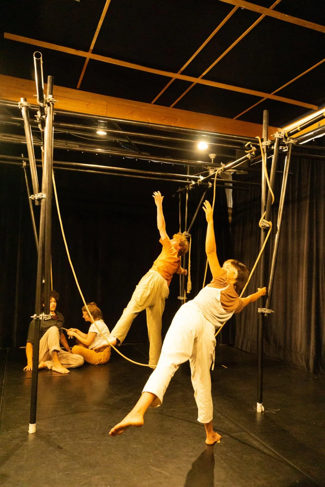 prozess-3_preview Am Samstagabend wurde eine Tanzperformance uraufgeführt, die Probleme von Personen thematisiert, die durchs Netz fallen., Die Choreografinnen Martina Schaub und Franca Stengl mussten die Uraufführung coronabedingt in letzter Sekunde verschieben.