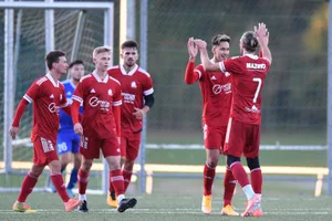 sport_03102020_fussballeffiuster_dku__6__preview Für die Spieler des FC Uster kann das Ziel nur der Aufstieg in die 2. Liga interregional sein., Der FC Rüti (Edison Syla) spielte bis im Juni noch in der Interregio - hier gegen Bazenheid mit Mark Prenrecaj.