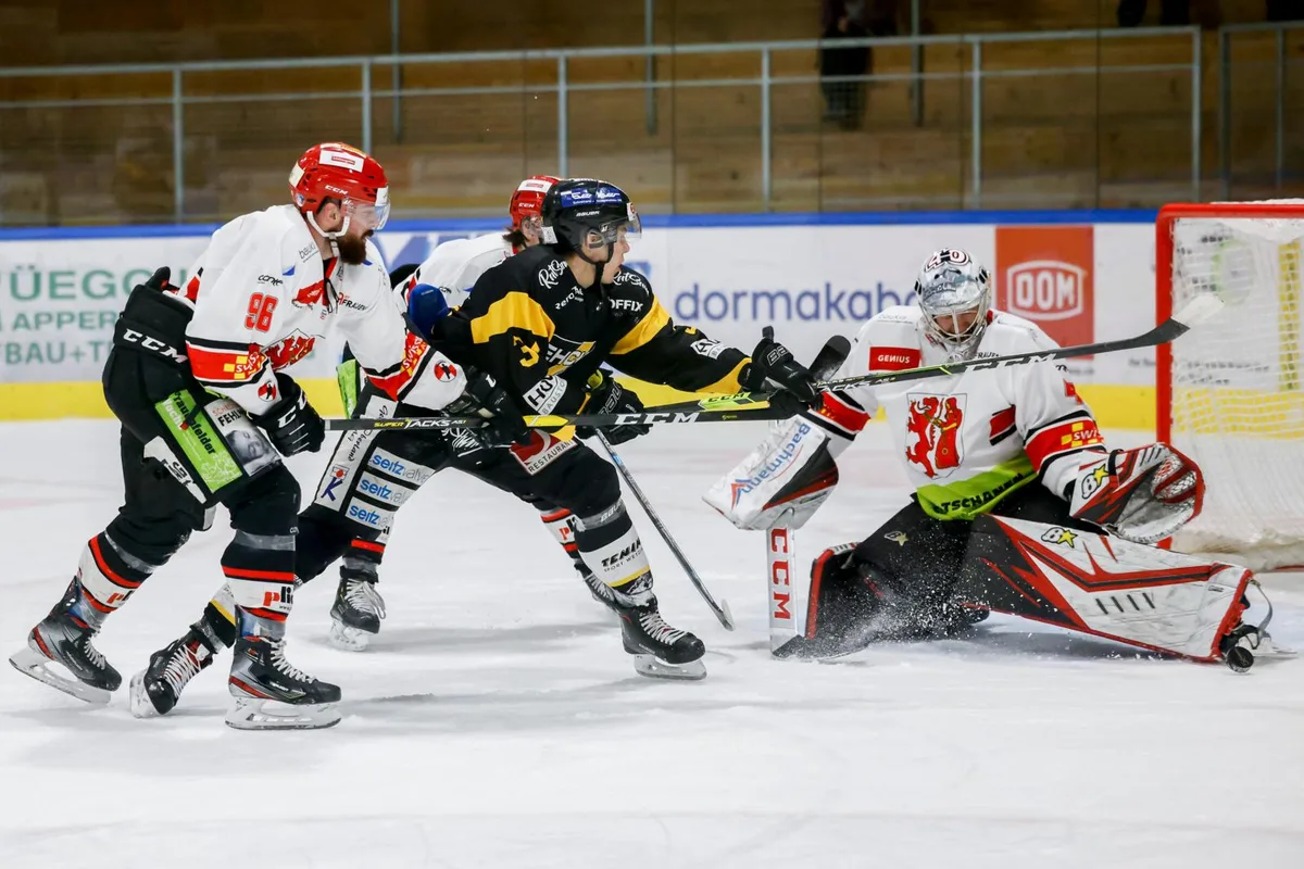 sport_04122021_ehwetzikon_crm_06_preview Einmal mehr kein Tor: Wetzikons Lars Mathis scheitert an Frauenfeld-Torwart Daniel Styger., EHCW-Coach Christian Modes im Kreis seiner Spieler.