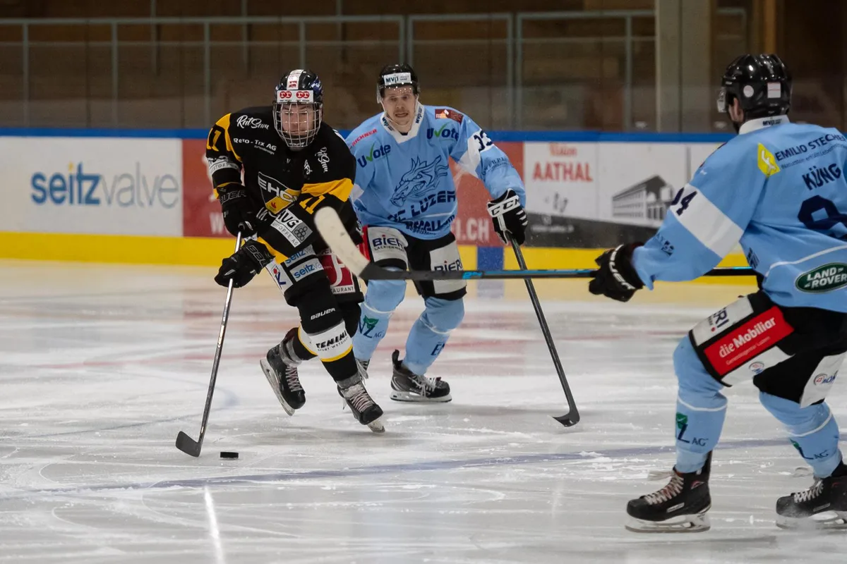 sport_08122021_eishockey_wetzikon-luzern_pif-9_preview Wetzikons Stürmer Gian-Andrea Thöny erzielte gegen Luzern das entscheidende Tor in der Overtime., Wetzikons Dennis Urech geht kraftvoll in den Abschluss.