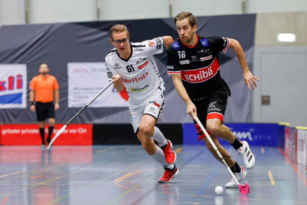 sport_22122021_uhuster_crm_09_preview Er war bei den Ustermern überragend: Der Tscheche Patrik Doza (rechts) glänzte mit drei Treffern und zwei Vorlagen., Tobias Ledergerber (rechts) weiss, bei wem er sich bedanken muss: Patrik Doza hatte ihn mustergültig bedient., Uster war in Torlaune: Daniels Janis Anis jubelt über sein Tor zum 8:2.