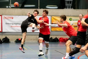sport_handball_uster-seen%20tigers_30102021_pif-7_preview_1 Ausgebremst: Für den TV Uster (Chris Güntensperger) geht es frühestens Anfang Februar weiter., Auch die Erstliga-Spieler des UHC Pfannenstiel müssen pausieren.