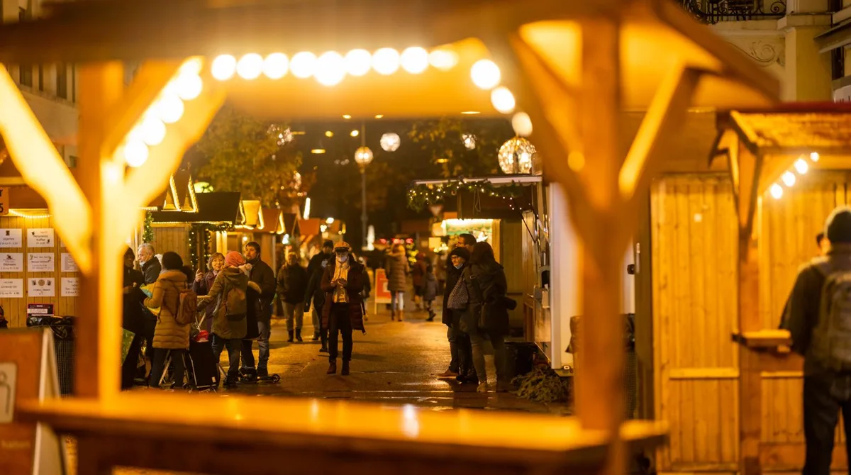 uster_02122021_weihnachtsmarkt_crm_19_preview Nach einem Jahr Pause ist der Ustermer Weihnachtsmarkt wieder da., Der Markt wird ohne Zertifikatspflicht durchgeführt. Dafür ... , ... gilt eine generelle Maskenpflicht., Auch gibt es einige Absagen von Schaustellern zu verkraften., Dies scheint die Anwesenden aber wenig zu stören., Der Markt gehöre zu Uster, meint dann auch eine Besucherin. , Und eine Händlerin meint, dass dieses Jahr gerade wegen Corona wohl sogar mehr Besucher kommen werden., Die Besucher freuen sich einfach, dass es überhaupt einen Markt gibt. , Trotz allem gibt es schliesslich auch dieses Jahr gebrannte Mandeln, Raclette und Glühwein...
