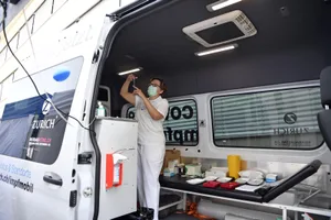 _dsc0601_preview Vier Impfbusse touren durch die Zürcher Gemeinden., Kantonsweit seinen ersten Auftritt hatte der Impfbus am 21. August in Gossau., Alles kompakt gehalten: das Innere eines Impfmobils.