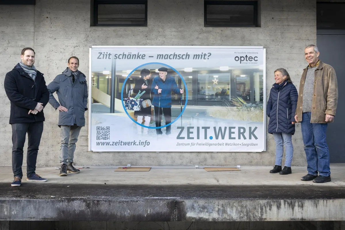 _oho3787_preview Mit dem Werbeplakat des Zeit.Werk's möchte man zum Tag der Freiwilligen in eigener Sache auf sich aufmerksam machen. , Die Werbefläche wird von der Wetziker Firma Optec zur Verfügung gestellt., Susanne Brasey leitet die Beratungsstelle im Zeit.Werk