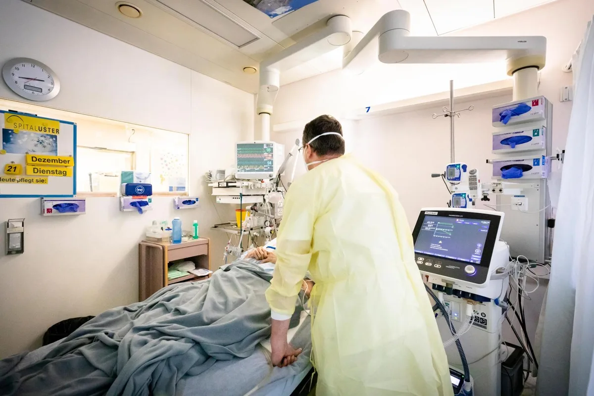Hier will niemand sein: Eine Covid-Patientin auf der Intensivstation des Spitals Uster.
