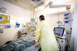 _oho7003_preview_0 Hier will niemand sein: Eine Covid-Patientin auf der Intensivstation des Spitals Uster.