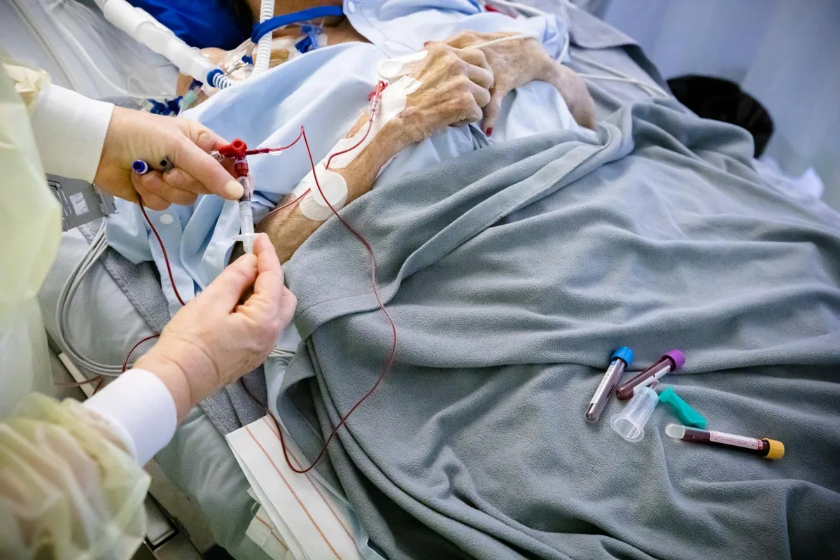 Die Covid-Patientin ist an viele Maschinen angeschlossen.