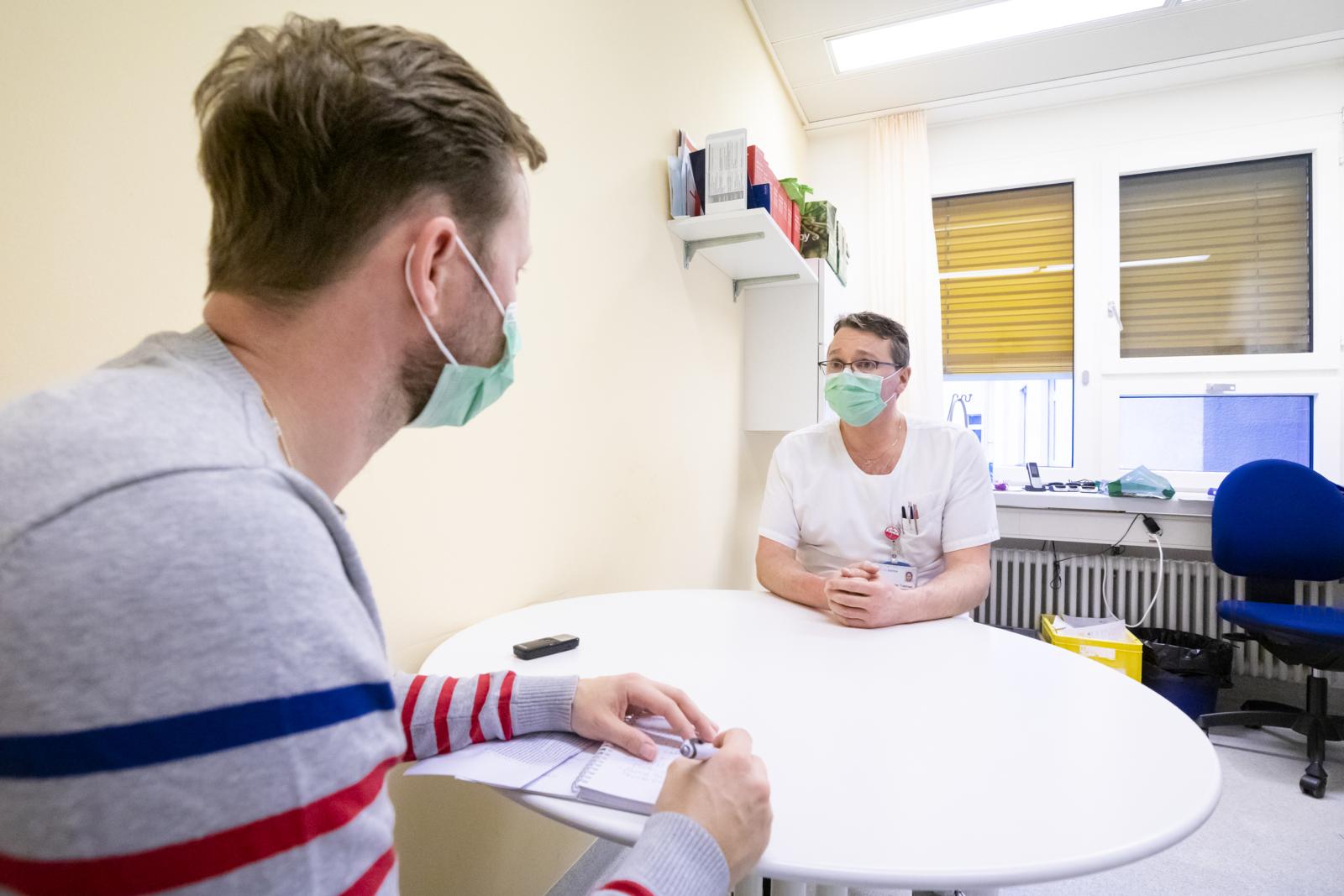 Christian Trachsel erklärt dem Redaktoren den Ablauf auf der Intensivstation.