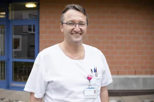 _oho7088_preview Dr. med. Christian Trachsel vor dem Eingang des Spitals Uster.