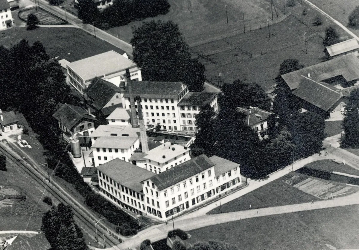 idewe-fabrik-ensemble-wetzikon_preview Blick von oben: So präsentierte sich das Idewe-Fabrikareal im Jahr 1956., Auf dem Areal stehen heute noch die Fabrikgebäude der ehemaligen die Nähseiden- und Strumpffabrik der J. Dürsteler & Co. AG., Mehrere Gebäude, wie die Fabrikantenvilla, stehen unter Denkmalschutz.