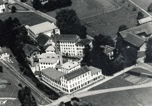 idewe-fabrik-ensemble-wetzikon_preview Blick von oben: So präsentierte sich das Idewe-Fabrikareal im Jahr 1956., Auf dem Areal stehen heute noch die Fabrikgebäude der ehemaligen die Nähseiden- und Strumpffabrik der J. Dürsteler & Co. AG., Mehrere Gebäude, wie die Fabrikantenvilla, stehen unter Denkmalschutz.