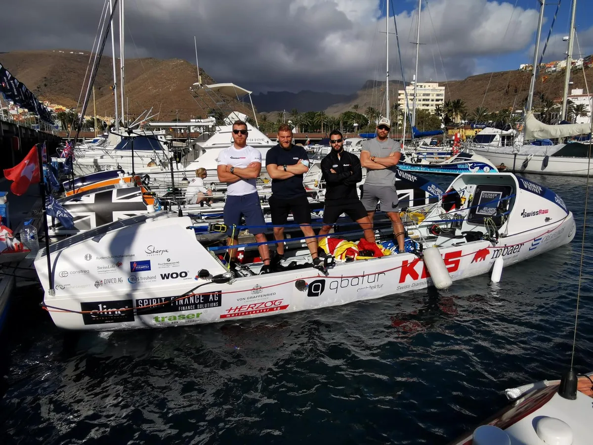 rudern2_preview Der Hinwiler Roman Möckli (links) mit seinen Kollegen vor dem Start auf La Gomera., Das Ozeanruderboot wir für die Einwasserung bereit gemacht., Die vier Ruderer haben sich im Militär kennengelernt., Alles bereit für das grosse Abenteuer.