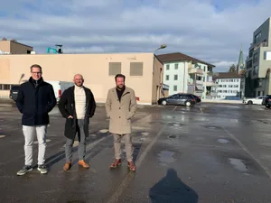 170122_metropol_6_cb_preview Der Parkplatz, auf dem sie stehen, verschwindet bald (von links): Robin Neuhaus, Emanuel Wanzek und Standortleiter Sven Altherr.