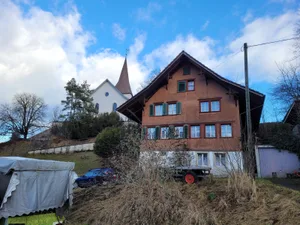 20220105_150407_preview Im alten Haus unterhalb der Wilemer Kirche soll einst das Gasthaus Hirschen gewesen sein., Eine Immobilienfirma hat die Grundstücke gekauft und wollte das Haus abreissen., Doch die Bewilligung der Baukommission Wila war nicht rechtens. Zu diesem Schluss kommt das Baurekursgericht.