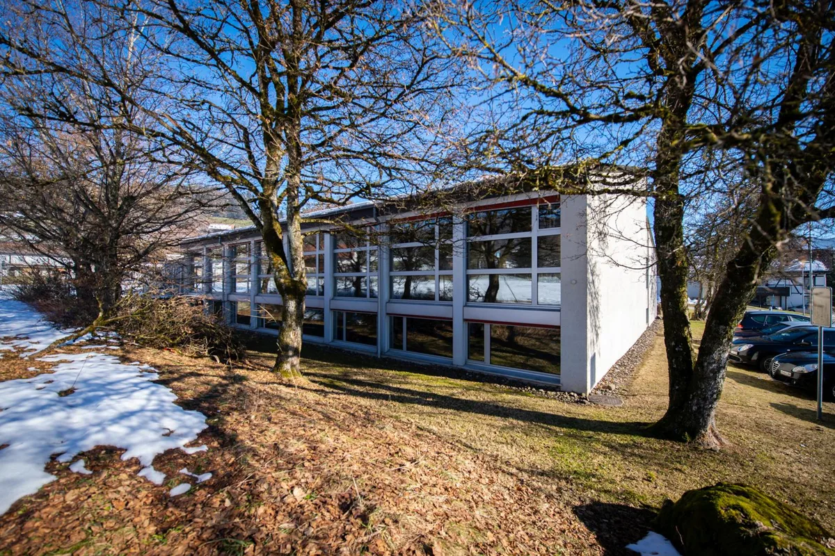 https-zueriost-ch-sites-default-files-elvis-media-2022-01-adetswil_25012022_alteturnhalle_sbo_7_preview-jpg Die Turnhalle beim Schulhaus Adetswil ist sanierungsbedürftig., Doch der Sanierungsbedarf ist derart gross, dass eine Neubau die bessere Option darstellt., Darum stellt sich die Frage, wie gross der Neubau werden soll.