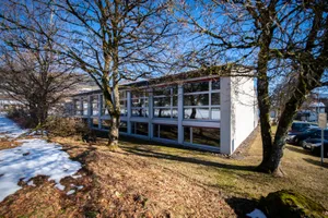https-zueriost-ch-sites-default-files-elvis-media-2022-01-adetswil_25012022_alteturnhalle_sbo_7_preview-jpg Die Turnhalle beim Schulhaus Adetswil ist sanierungsbedürftig., Doch der Sanierungsbedarf ist derart gross, dass eine Neubau die bessere Option darstellt., Darum stellt sich die Frage, wie gross der Neubau werden soll.