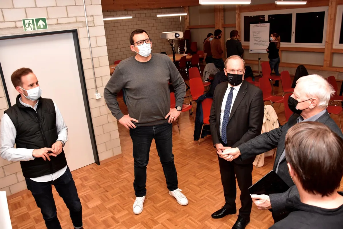 Gossauerinnen und Gossauer tauschen sich zum Arbeitsplatzprojekt Co-Working-Space aus., Auch anwesend war der Gossauer Gemeindepräsident Jörg Kündig (r.)., Rund ein Dutzend Interessierte besuchte die Info-Veranstaltung.