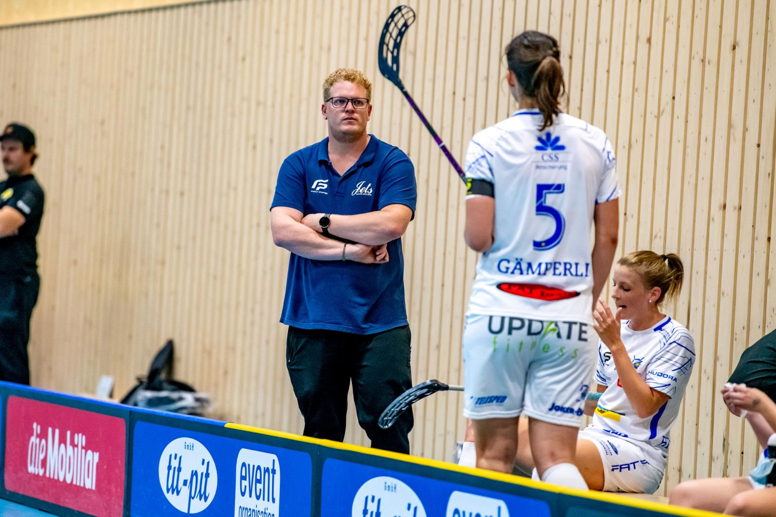 Trainer Thomas Appenzeller verfolgt das Spiel seiner Equipe.