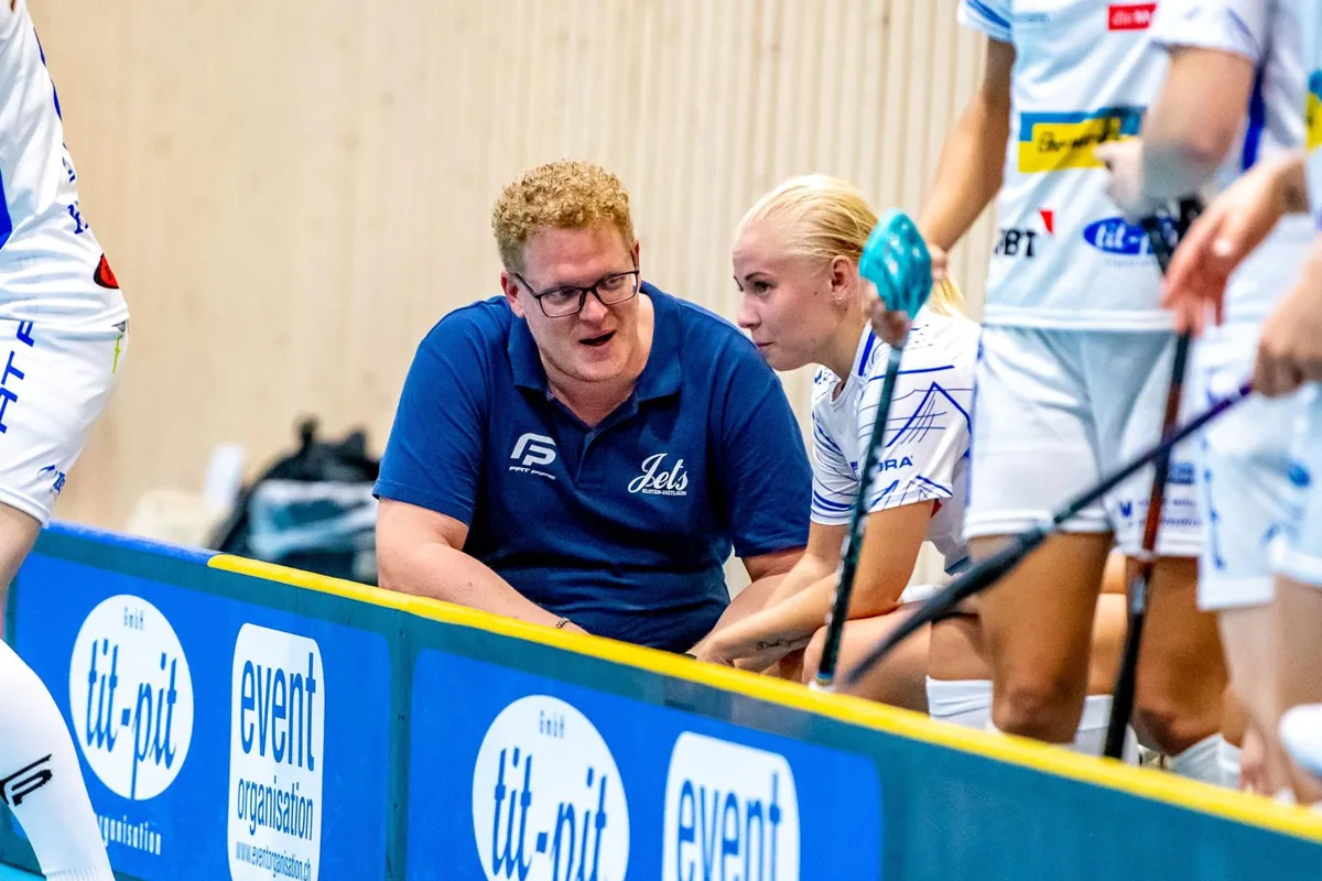 img_4640_preview Auf Augenhöhe: Thomas Appenzeller pflegt ein gutes Verhältnis zu seinen Spielerinnen., Zügig unterwegs: Thomas Appenzeller arbeitete sich als Trainer innert kürzester Zeit nach oben., Seine Trainerkarriere startete Thomas Appenzeller bei den Floorball Riders (Iris Brünn, Mitte).
