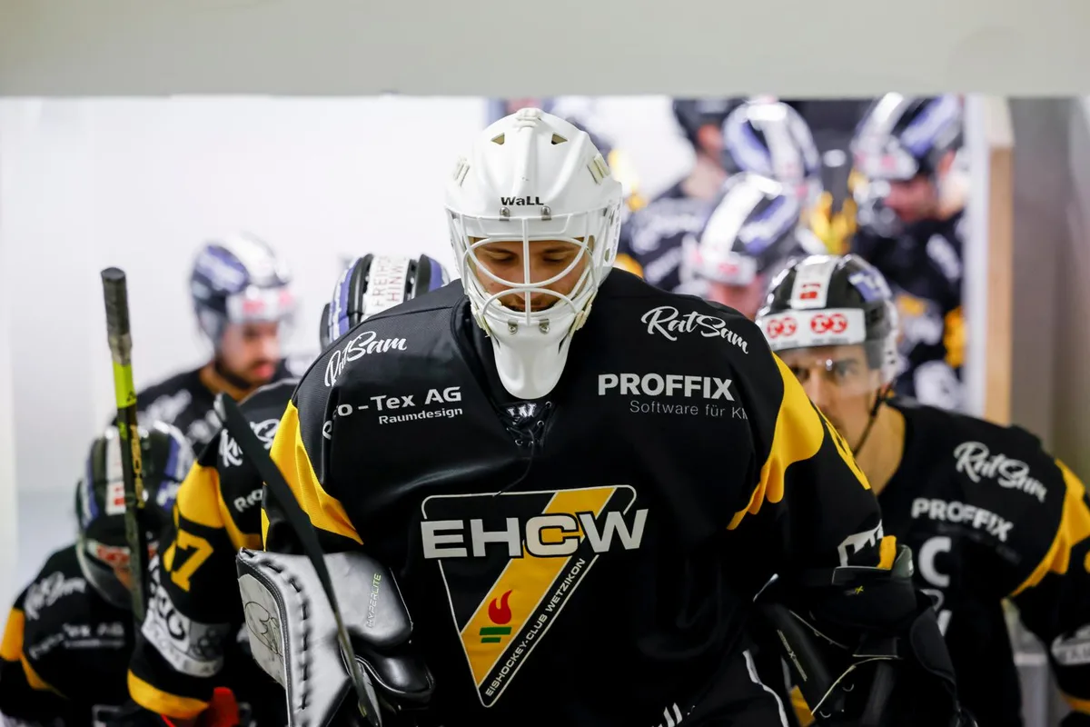 Für das Erstliga-Team des EHC Wetzikon gilt es am Samstag wieder ernst., Wieder im Einsatz: Illnaus Philip Beeler gegen Vikings-Keeper Marco Lüber.