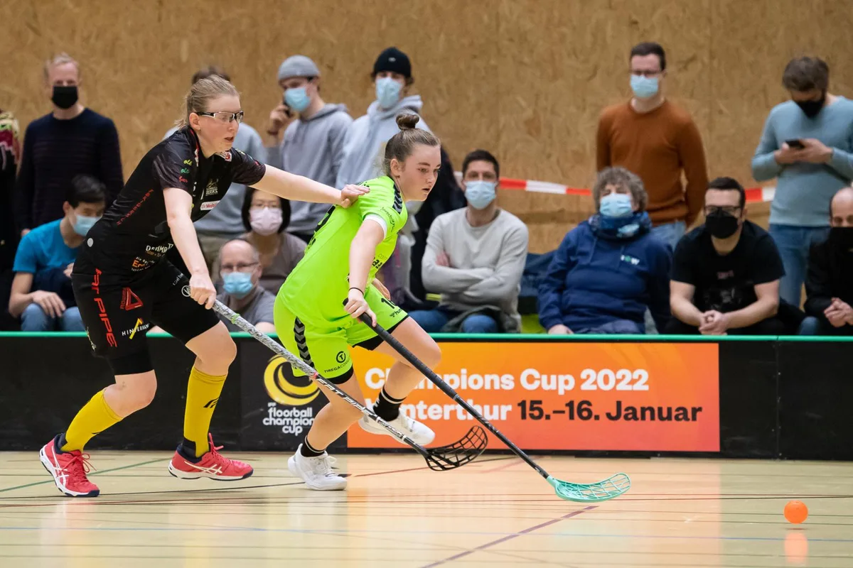 sport_08012022_unihockey_laupen-riders_pif-11_preview_0 Ein Bild mit Aussagekraft: Die Laupnerinnen (Laura Bertini, rechts) waren im Derby immer einen Schritt schneller., Yara Hofmann (links) wurde nach dem Spiel zur besten Laupnerin gewählt., Anna Ankudinova (links) erzielte für Laupen das 5:1 gegen die Riders. , Mit dem Auge für die Mitspielerin: Yara Hofmann (hinten) bedient Hanka Lackova.