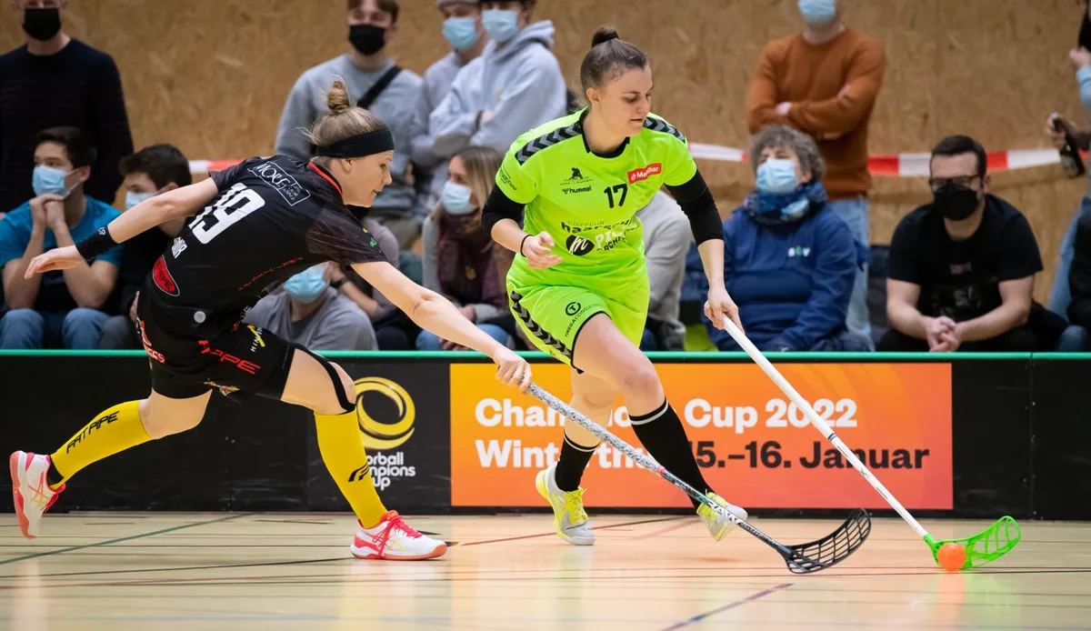 sport_08012022_unihockey_laupen-riders_pif-7_preview Noch ist offen, ob der UHC Laupen (Yara Hofmann, rechts) zum nächsten Meisterschaftsspiel antreten kann., Beim Spiel in Winterthur musste Laupen ohne die zweitbeste Skorerin Hanka Lackova (links) auskommen., Den Laupnerinnen fehlte in Winterthur auch Topskorerin Vanessa Kapp (links).