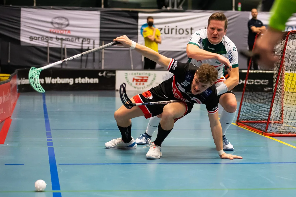 sport_23012022_unihockey_uster-wiler%20ersigen_pif-4_preview Wiler-Ersigen war zu stark: Der Ustermer Marco Klauenbösch (vorne) kommt ins Straucheln.