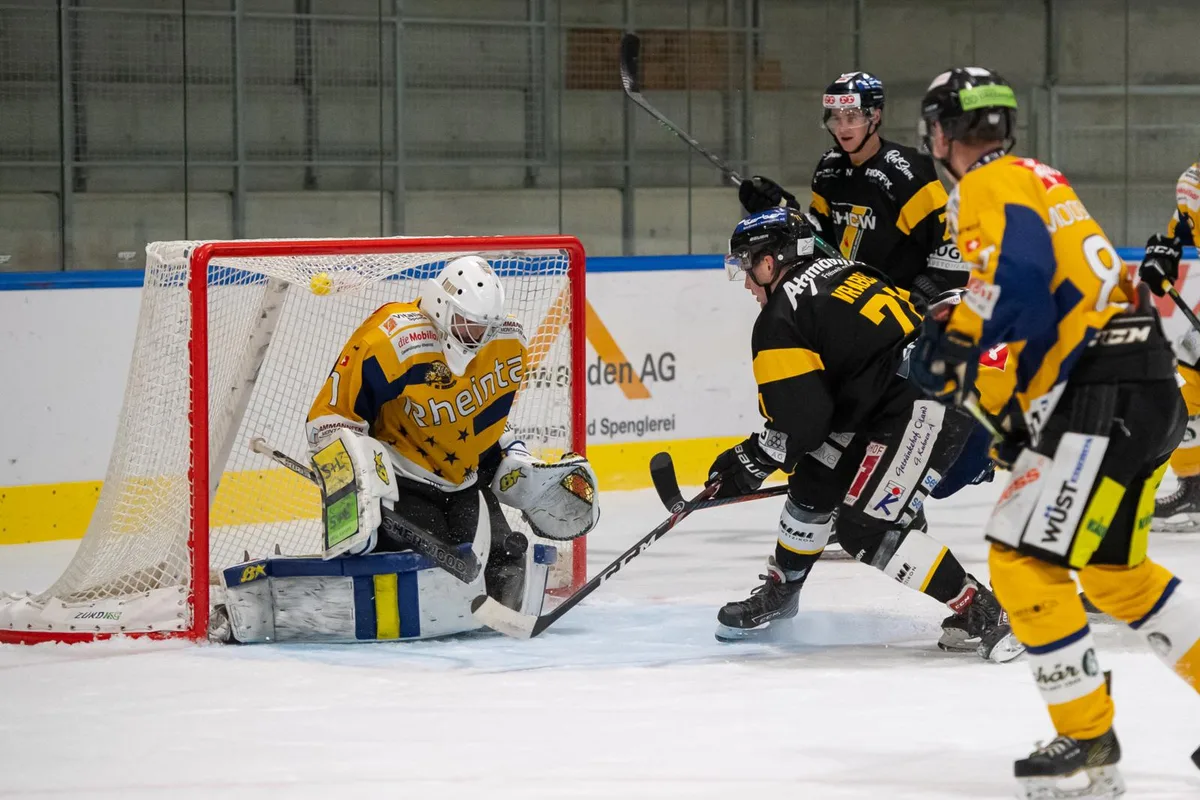 https-zueriost-ch-sites-default-files-elvis-media-2022-01-sport_eishockey_wetzikon-rheintal_13112021_pif-6_preview-jpg Wetzikons Denis Vrabec beschäftigt Rheintal-Keeper Vincent Sauter.