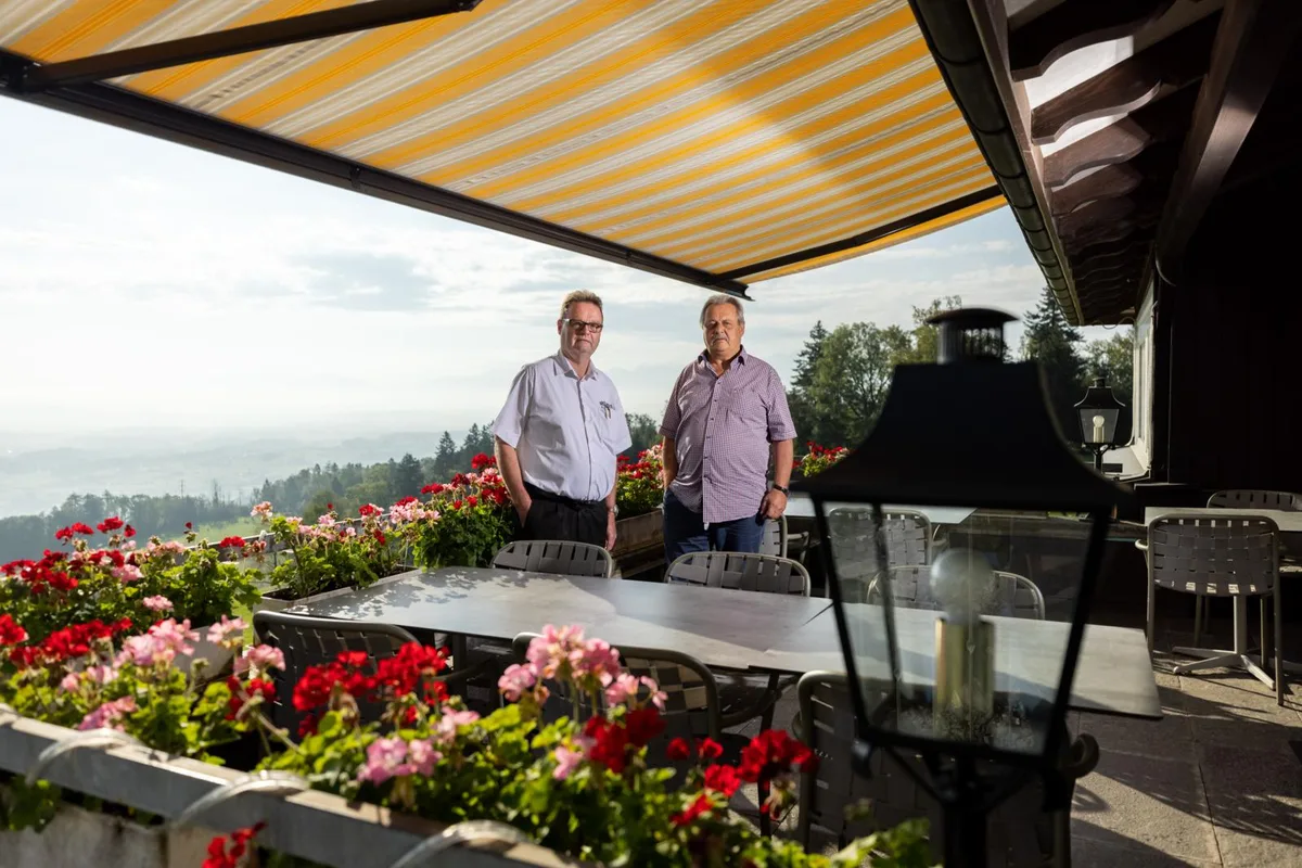 Wunderschöne Aussicht: Der ehemalige Geschäftsführer René Heiz und der langjährige Pächter Fredi Jost (rechts) auf der Terrasse der Hochwacht.