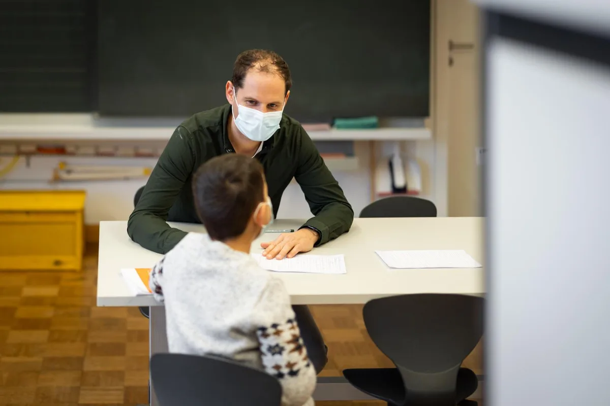 Der Vikar Sandro Wirz arbeitet mit einem Schüler.