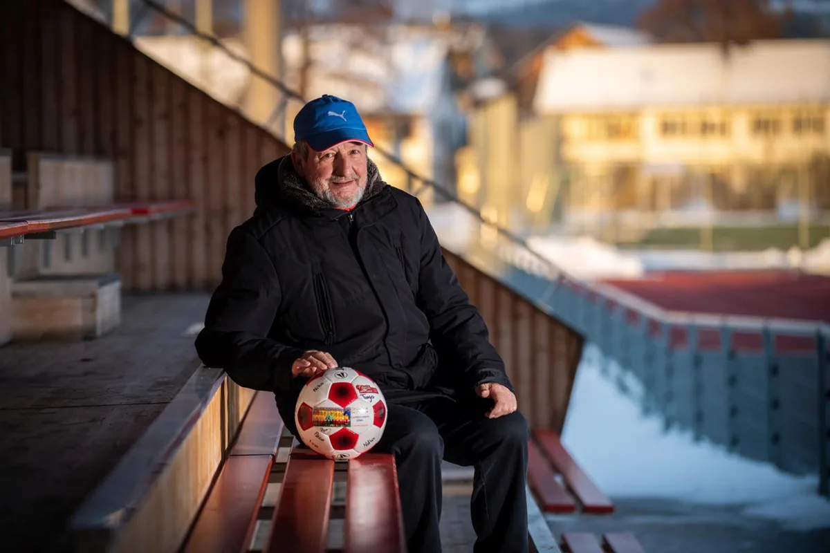 wetzikon_10012022_fussballtrainerboos_sbo_1_preview Hans Boos war 16 Jahre alt, als er seine Fussballer-Karriere startete., Mit 73 Jahren geht er nun in Rente., Er erlebte traurige Momente, herbe Verluste aber auch sehr schöne Momente als Trainer.