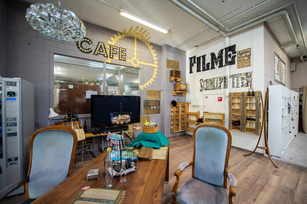 Antike Möbel im Brockenhaus Wetzikon sind zu sehen.