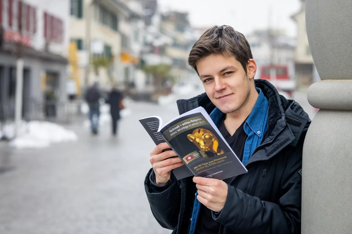 Danny Hugentobler aus Pfäffikon hat einen Ratgeber zum Geldsparen geschrieben., Dabei hat sich der 25-Jährige an seinem Konsumverhalten während des Studiums orientiert.