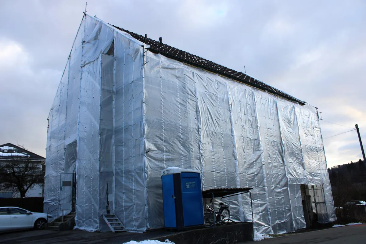 emk-turbenthal-renovation_preview Von aussen ist sofort ersichtlich, dass die Kapelle saniert wird., Zu Verzögerungen kam es unter anderem, weil der Kanton den Gewässerraum des Chämibachs neu festlegte., Obwohl die Sanierung viel Energie kostet, möchte die EMK ihr aktives Gemeindeleben – z.B. im Gottesdienstraum – vorantreiben.