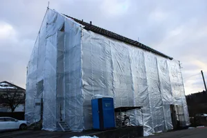 emk-turbenthal-renovation_preview Von aussen ist sofort ersichtlich, dass die Kapelle saniert wird., Zu Verzögerungen kam es unter anderem, weil der Kanton den Gewässerraum des Chämibachs neu festlegte., Obwohl die Sanierung viel Energie kostet, möchte die EMK ihr aktives Gemeindeleben – z.B. im Gottesdienstraum – vorantreiben.