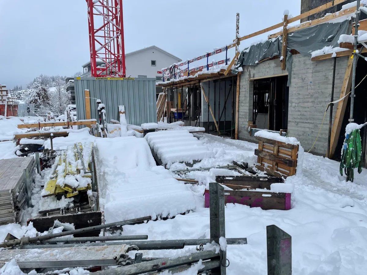 https-zueriost-ch-sites-default-files-elvis-media-2022-01-hittnau-care-wasser-auf-der-baustelle_preview_0-jpg In der Vorweihnachtszeit legte die Witterung die Bauarbeiten in Hittnau lahm. , Im Gebäude befand sich Schmelzwasser., Die Bauarbeiten haben letzten Sommer begonnen. Noch ist offen, wann das Gebäude fertig wird.