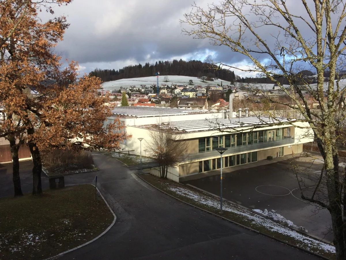 https-zueriost-ch-sites-default-files-elvis-media-2022-01-mehrzweckturnhalle-hittnau-schaden-dach_preview-jpg Das Hallendach der Mehrzweckturnhalle muss auf seiner ganzen Fläche aufwändig saniert werden, Das Wasser innerhalb der Isolationsschicht steht mehrere Zentimeter hoch.