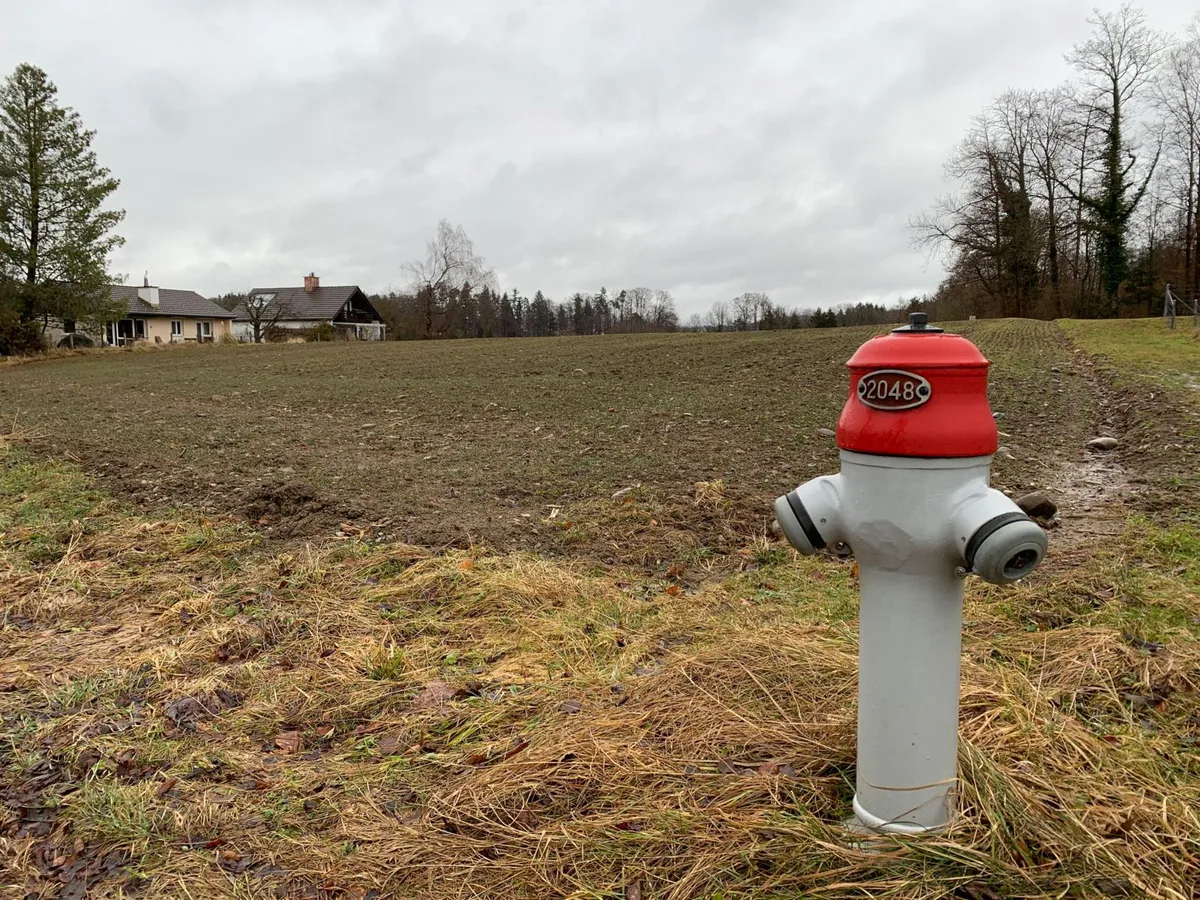 Der Hydrant steht bereits, eine Siedlung fürs altersdurchmischtes Wohnen soll folgen: Hier sind 24 Wohnungen geplant., Die Wohn- und Siedlungsgenossenschaft Zürich will die Parzelle neben dem Kindergarten Grossweid kaufen.