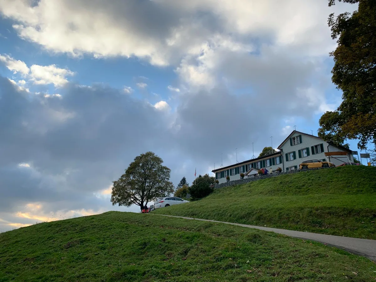 Restaurant Bachtel Kulm von vorne mit Hügel in Wernetshausen