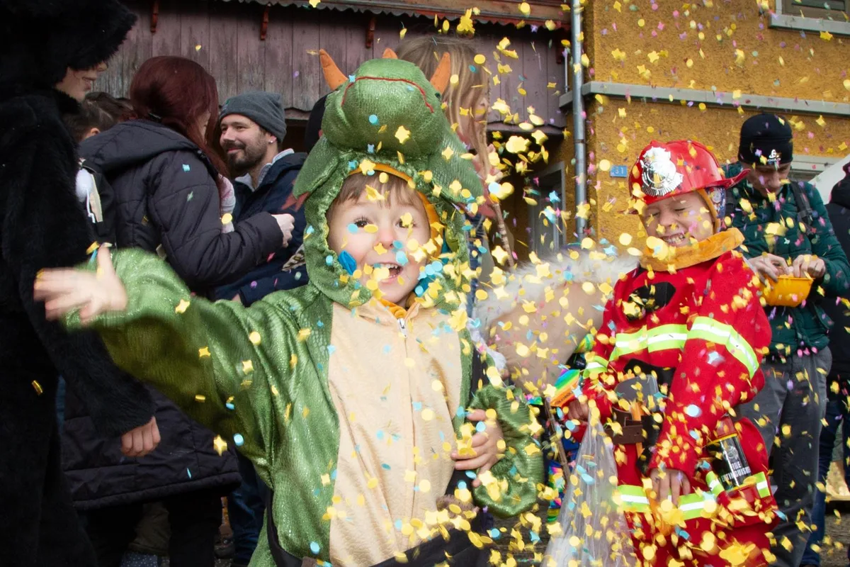 106a6894_preview Konfetti hatte es für alle genug an der Kinderfasnacht in Bauma., Der Umzug ging durchs ganze Dorf. , Wenn die Füsse müde werden, darf es für diese zwei «Böögli» Zwischendurch auch ein Ritt auf den Schultern sein., Die Trychlerfründe Moslig führten den Fastnachtsumzug an., Die Gugge «Füdlichnübler» beim Umzug., Dem Babydrachen wurde es mit den farblich passenden Gehörschutz nicht zu laut., Nicht alle Besucher brachten ihr schönstes Kostüm mit., Ein schelmischer Blick der Piratin., Höchste Konzentration., An der Fasnacht darf die richtige Dekoration nicht fehlen.