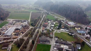 30112020_wila_002_preview Der Kanton will die Töss in Wila wieder revitalisieren., Die Töss soll naturnaher werden. Zum Beispiel könnte im Würbel in Wila (hinten in der Mitte) eine Auenlandschaft entstehen., Doch die Revitalisierung des begradigten Fliessgewässers kommt nicht bei allen Wilemern gut an.