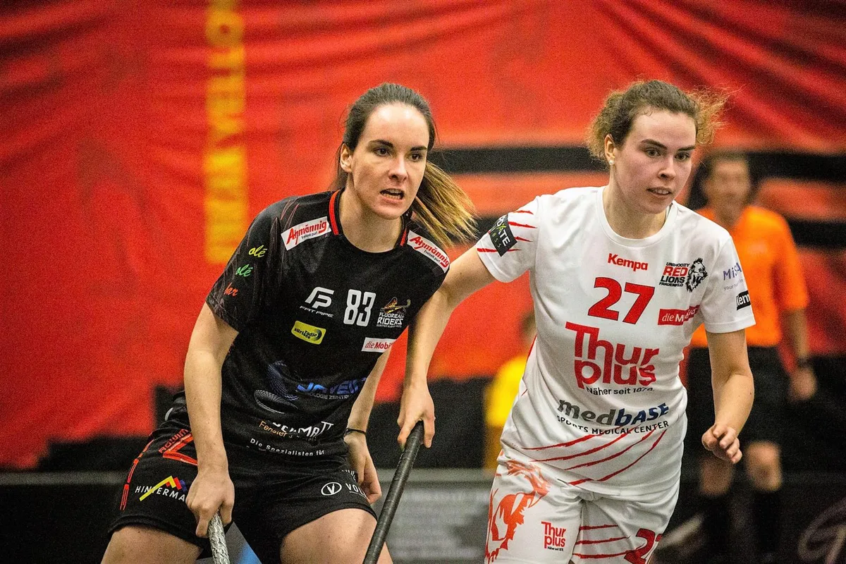 51880591910_883bd2d515_o_preview Dasselbe Playout-Duell wie im Vorjahr: Die Floorball Riders (Lisa Devenoge, links) treffen erneut auf Frauenfeld. , Riders-Stürmerin Annina Faisst (Mitte) wird von mehreren Seiten unter Druck gesetzt., Auf den Schultern von Topskorerin Hana Polakova lastet viel Gewicht - sie muss liefern.
