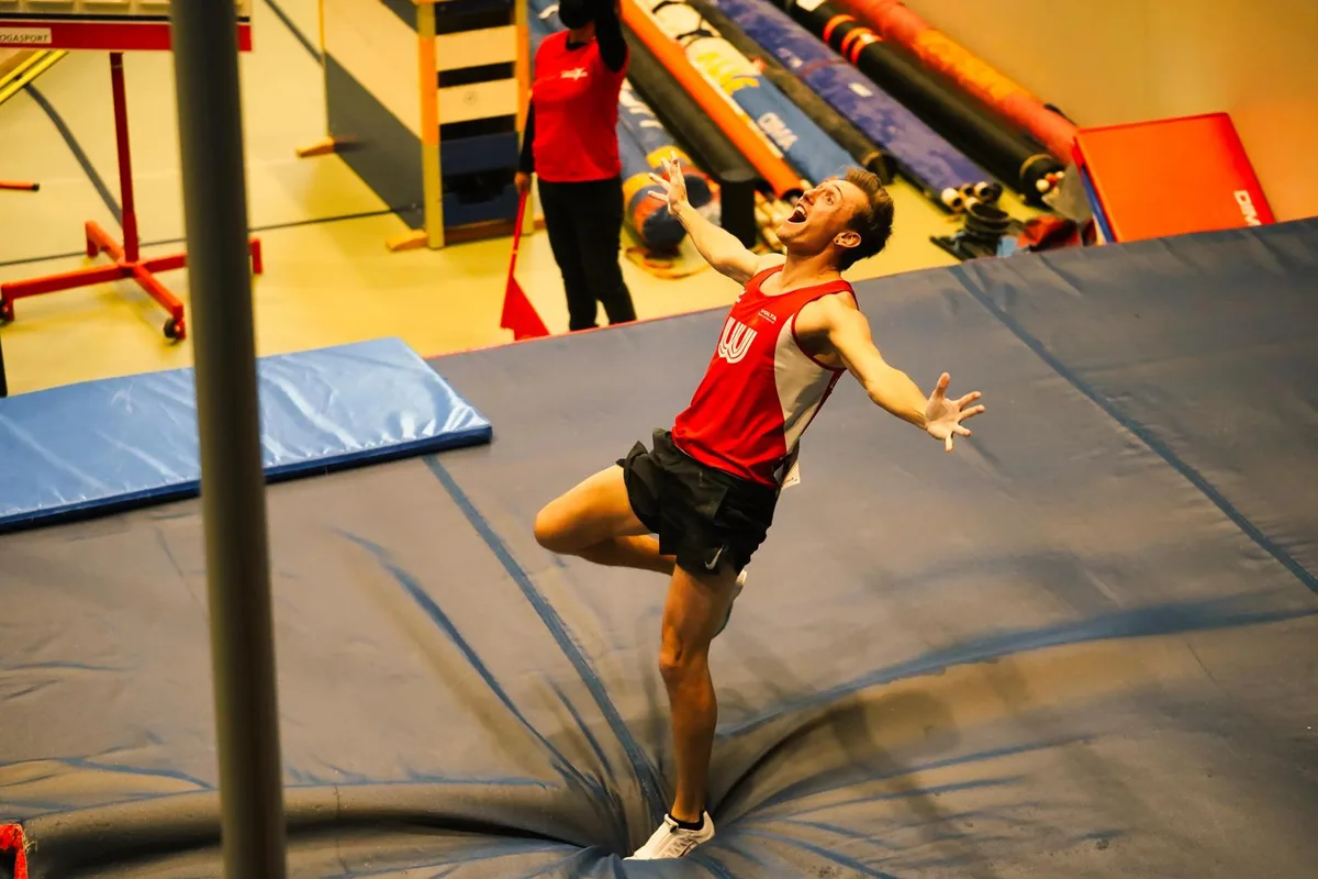 dsc06484_preview So sieht echte Freude aus: Adrian Küblers Jubel nach seinem Rekordsprung über 5,25 m., Kübler brauchte sehr viel Geduld, um seinen Bestwert verbessern zu können.