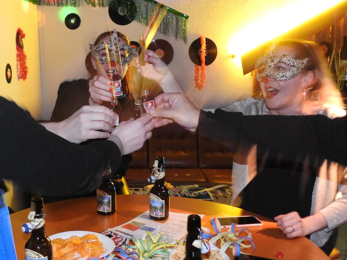 guggebar-turtalia-5_preview Darf an keiner Fasnacht fehlen: Anstossen mit den beliebten Shots., Saskia Gerber Präsidentin der Turtalia Guggers, freut sich, dass die Veranstaltungen stattfinden können., Hans und Edith Stahel haben die Bar vermisst., Die Stimmung war bereits bestens. Der Song «The Wanderer» lud zum Mitmachen ein., Einige der Besucher liessen es sich nicht nehmen, verkleidet zu erscheinen.