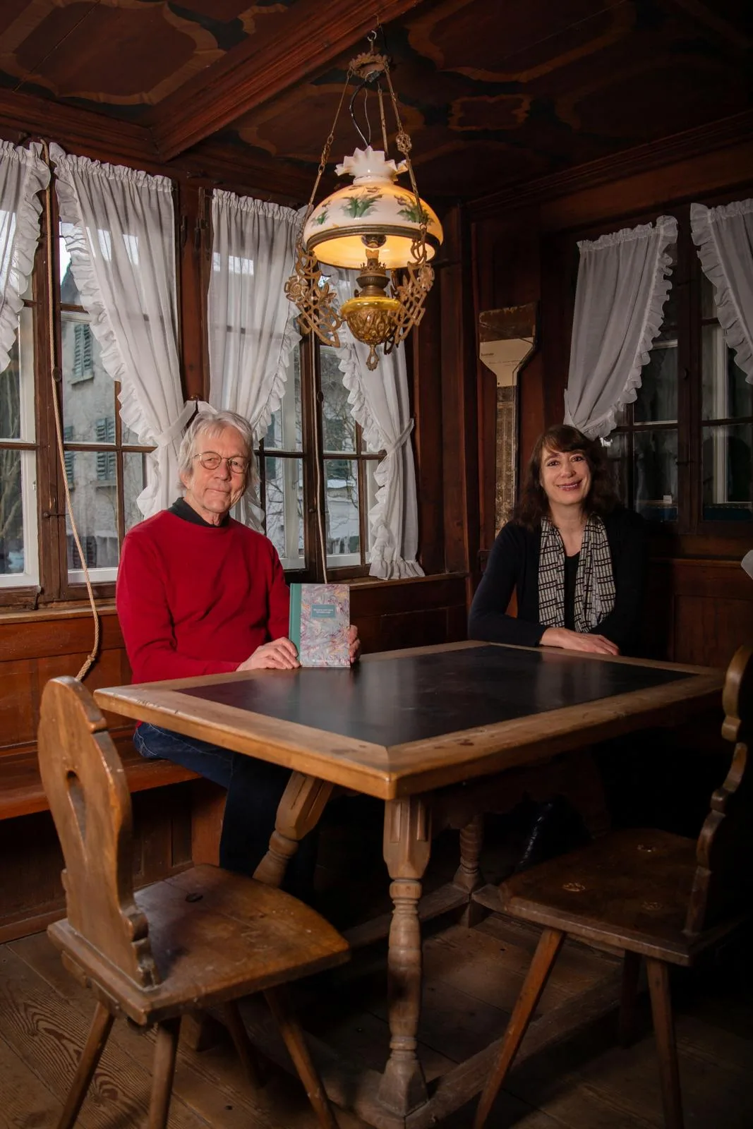 Dichter Basil Schader und Grafikerin Barbara Müller im Ortsmuseum Hinwil.