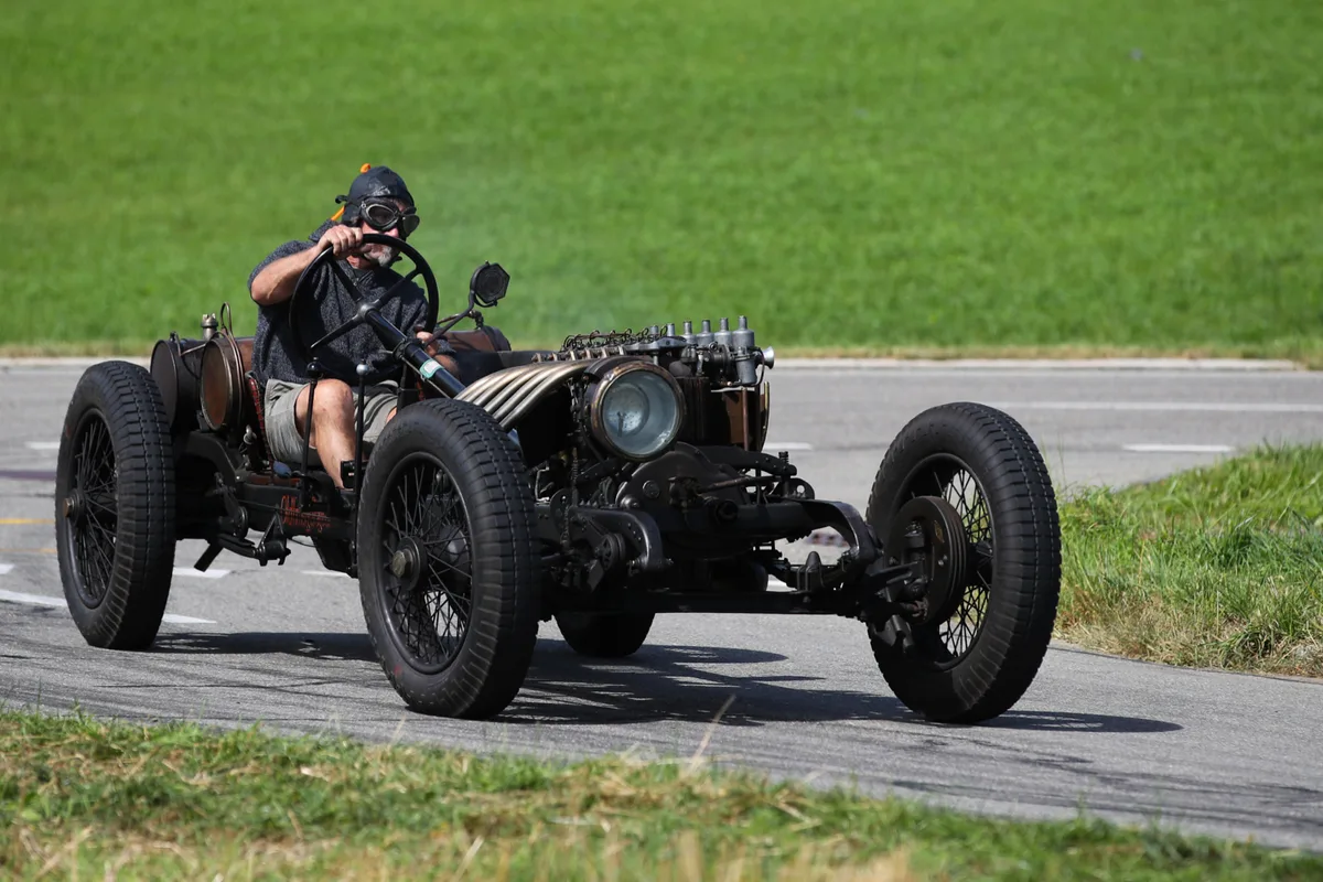 Ein alter Oldtimer auf der Rennstrecke. 